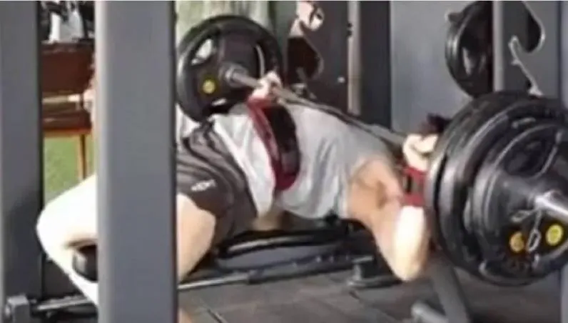 壯男臥推失手遭100kg槓鈴壓頸奪命　健身房老闆哀號：器材是他自己買的