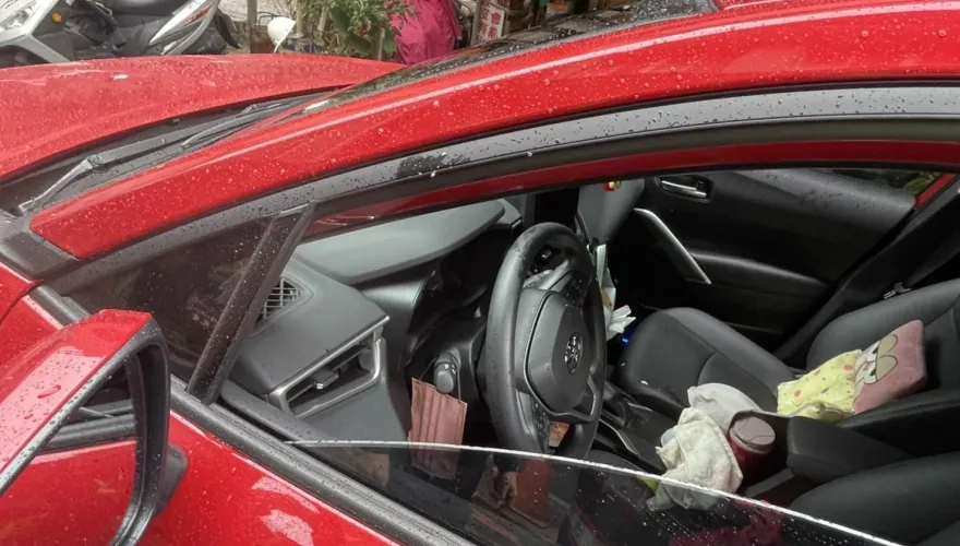 烏來老街塞車他猛按喇叭！攤商「烤雞」丟車內　雙方互告都起訴