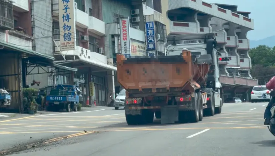 南投砂石車「邊走邊便便」！20秒掉9坨土石　後方騎士閃躲如考照