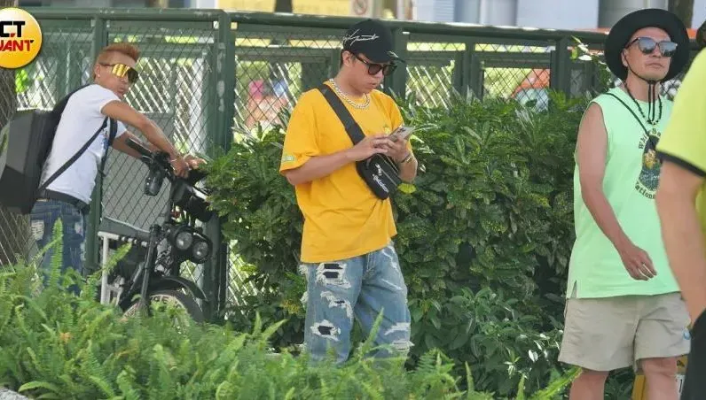 小鐘騎「單車族界天花板」！3男星現身大直街頭　粉絲偶遇求拍照超親民