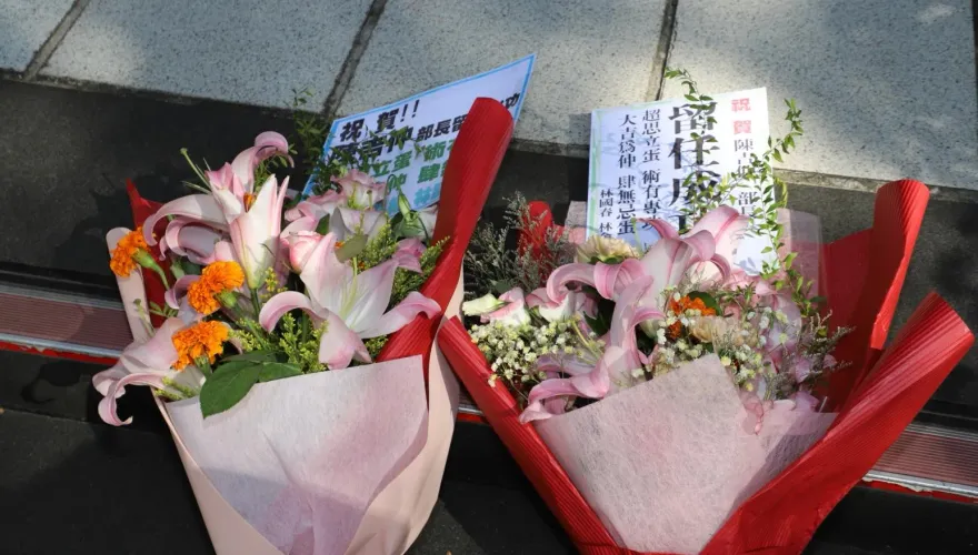 陳吉仲「被請辭」後又留任　藍營議員贈花籃：大吉為仲