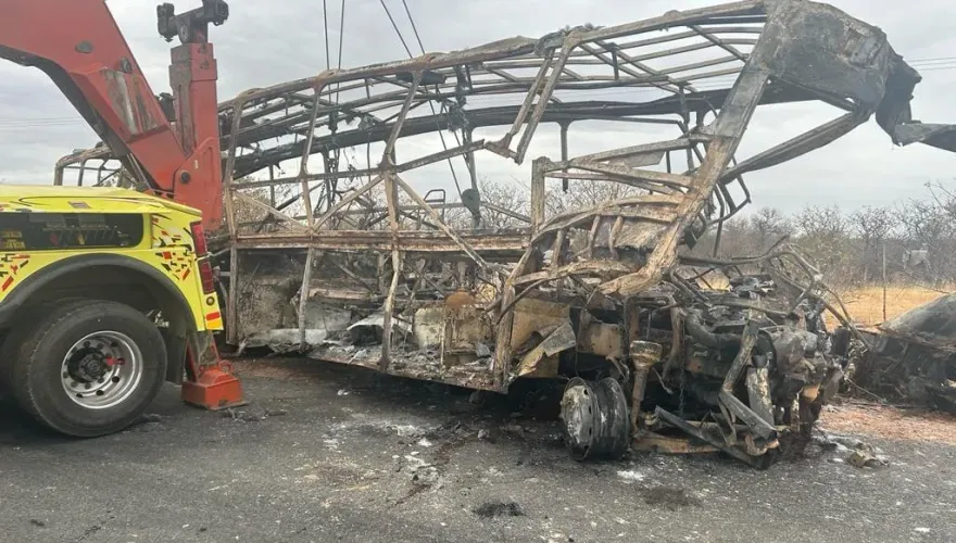 南非卡車正面對撞巴士慘釀20死！卡車司機疑似無照駕駛