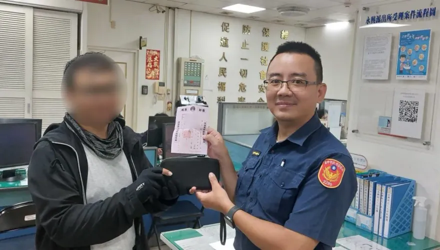 影/好心有好報！台中外送員靠功德金收據找回「無證件錢包」