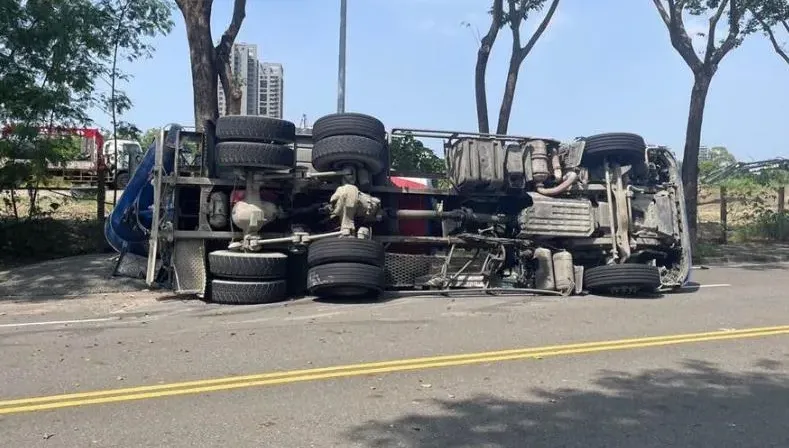高雄橋頭水泥車翻覆車道！疑速度過快轉彎失控釀2傷