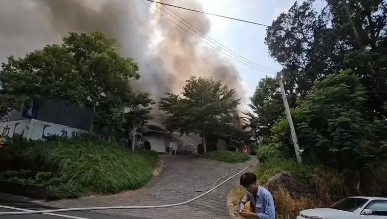 快訊/苗栗頭屋家具工廠起火　烈焰吞噬木材成紅海