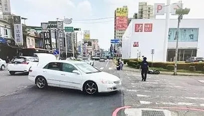 硬來！桃園男開車「強行左轉」　雙載機車慘遭擊落飛10公尺落地2人傷