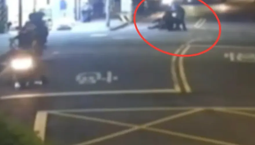 影/超惡劣！酒空父子檔坐霸王車還踹車圍毆運將　警到場壓制逮人