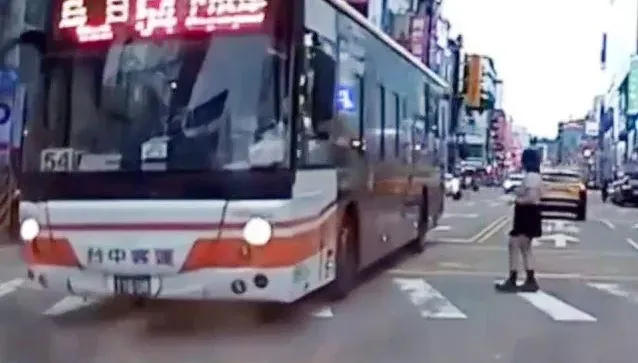 影/Ｏ林老師片！台中火爆公車運將擴音器譙行人影片曝　遭記大過開罰單
