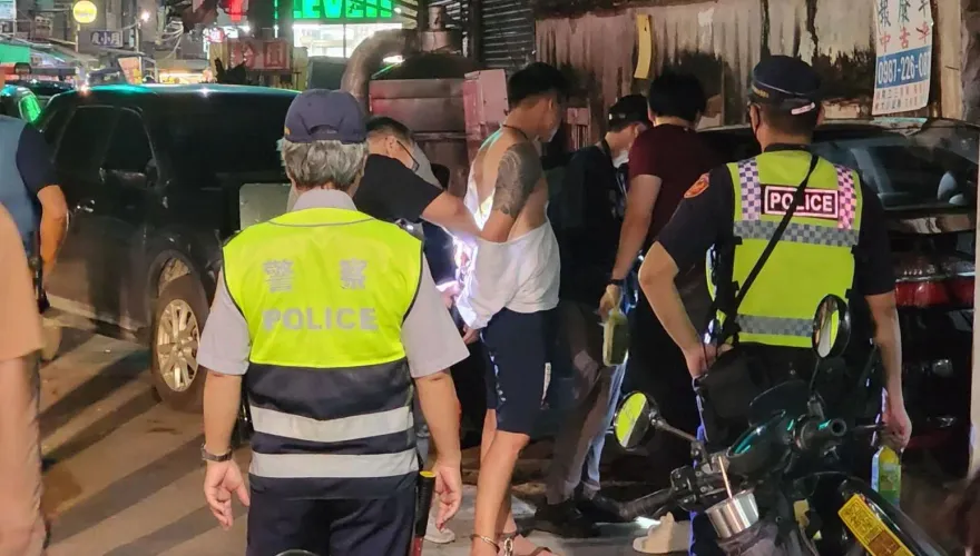 快訊/屏東佳冬街頭警匪開槍追逐！毒品通緝犯開車撞警車　遭開3槍制伏