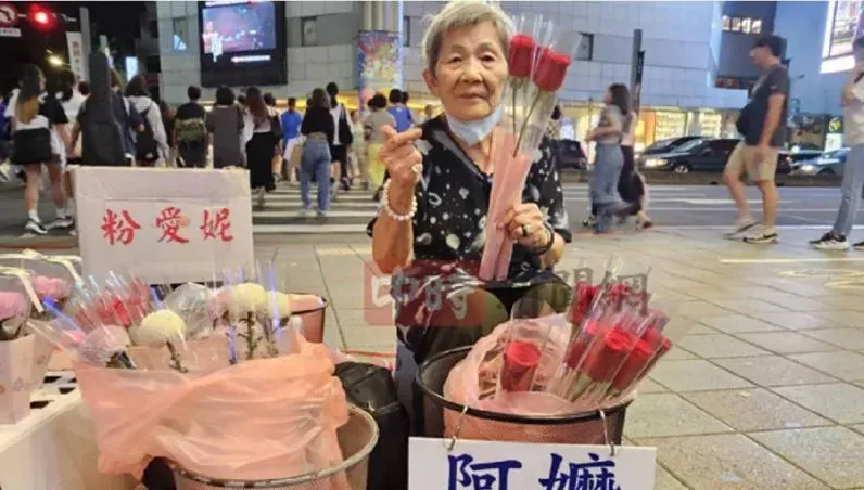 她賣花養93歲尪！中山捷運爆紅「玫瑰花婆婆」扛家計：不擺攤沒錢繳房租