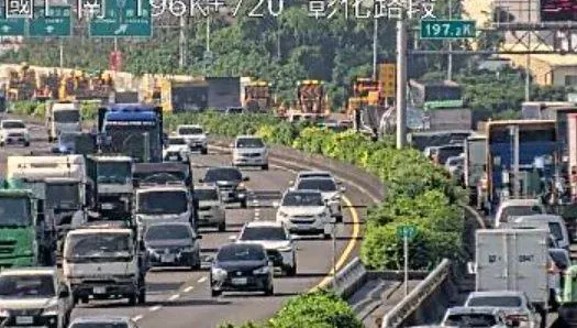 快訊/國1南下197K彰化段自撞事故！貨車佔用3車道、回堵5公里