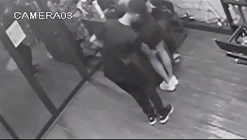 鄧佳華當美髮助理偷拍女設計師！下跪賠償遭拒　佛心老闆：願意再給他機會