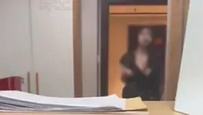 扯！年輕女欲「肉償抵房租」連發裸照...遭房東拒　當場惱怒持刀威脅