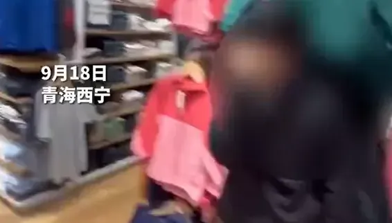 影/遭陸優衣庫店員懷疑沒結帳　女客被「掐脖拖回收銀台」結局反轉惹網怒