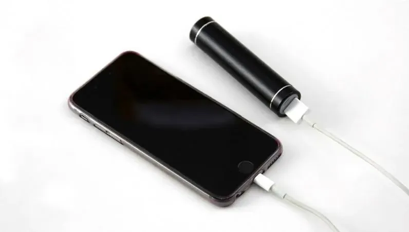 恐怖！夜市「山寨版行動電源」還沒用就自爆　陸廠：使用不當