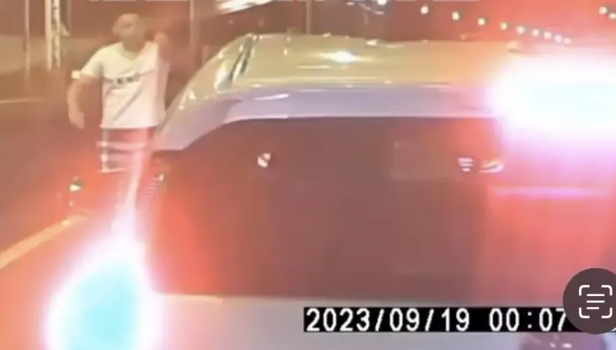 影/市民高架「球棒猴群」出沒！包夾、砸車、「堵」門　5人就醫被逮