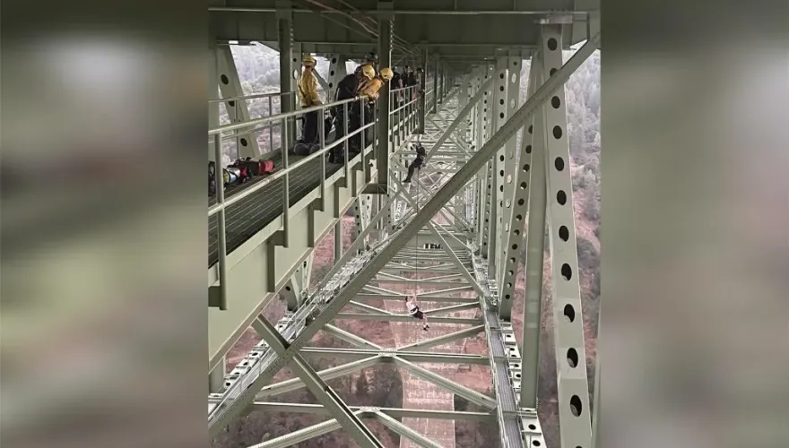 屁孩求刺激高空中玩命盪鞦韆受困　警消冒險垂吊救人