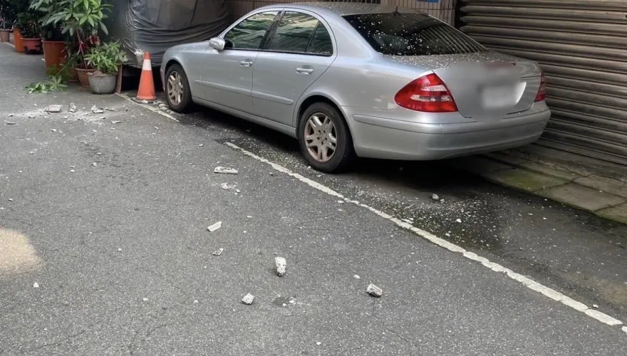 新北新莊公寓下水泥塊雨　賓士車遭砸損幸無人傷