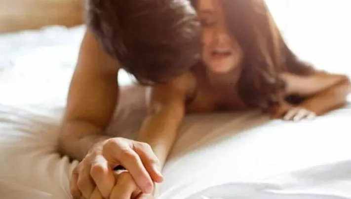 酥麻電流難自拔！跟女友第一次被「毒龍鑽」　他又爽又悶：她做過特種行業？