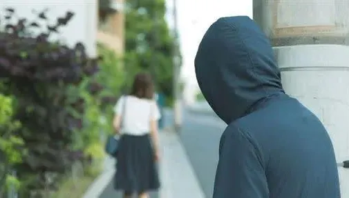噁男告白辣妹搞跟蹤　留「垂涎三尺」紙條認罪行