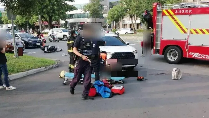 快訊/驚悚現場高清畫面曝！北投女開車要進加油站擊落機車　騎士慘卡車底