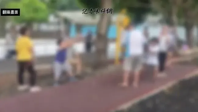 影/土城屁孩水壺攻擊「公園阿伯」！母嗆聲「你先動手的喔」　網爆母子黑料