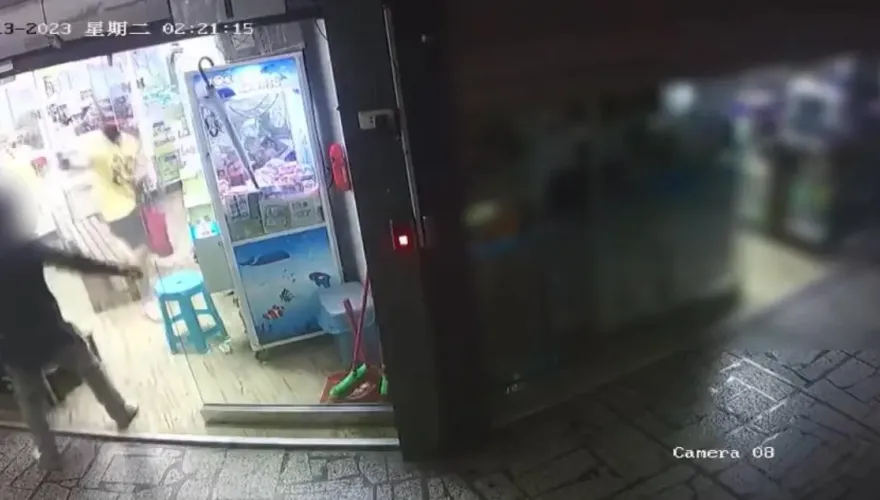 影/扯！汐止男凌晨挖呀挖　偷娃娃機零錢還拿辣椒水噴店員