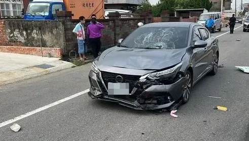 快訊/苗栗後龍死亡車禍！轎車擋風玻璃碎裂　騎士摔飛送醫不治