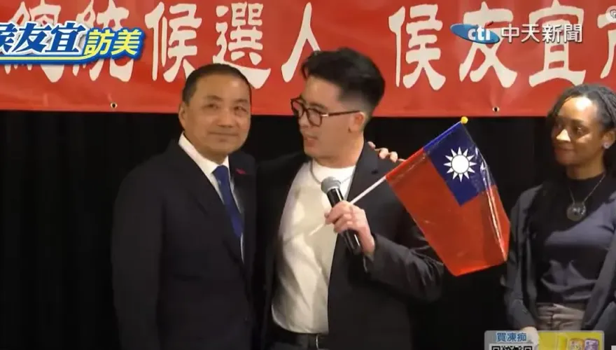 影/侯友宜25年前抱的小男嬰長大了！　南非武官子「小查克」現身僑宴發祭品文力挺