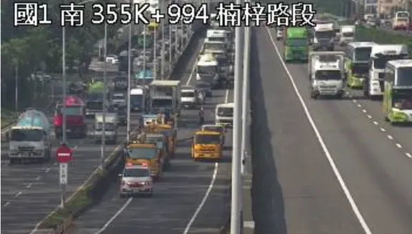 快訊/國1南向楠梓交流道驚傳5車追撞　興楠路出口匝道封閉