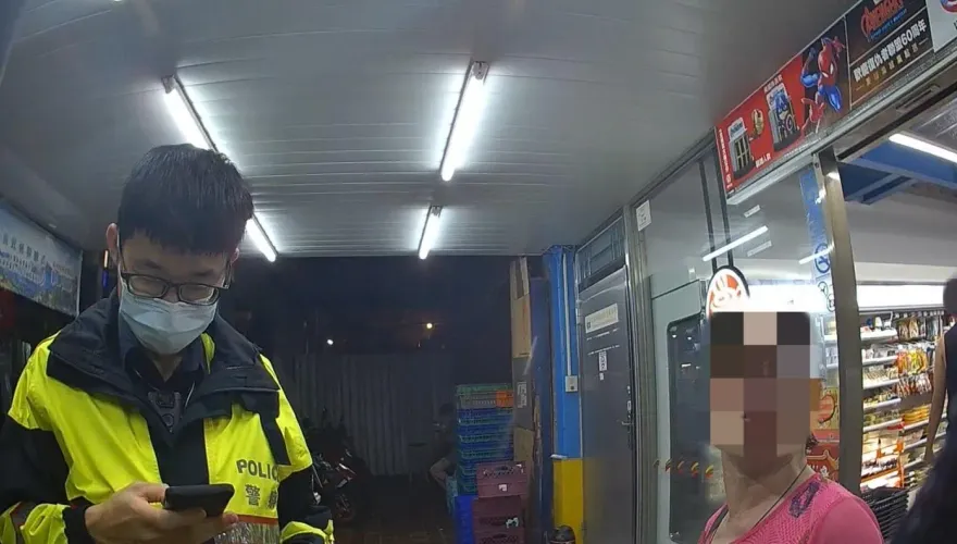 影/挨家挨戶冒雨感應！台中婦獨坐超商跳針說「我住大飯店旁邊」 警助返家