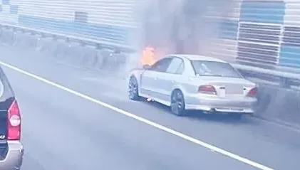 快訊/國道2號桃園路肩驚見火燒車！「10分鐘燒成廢鐵」現場回堵3公里