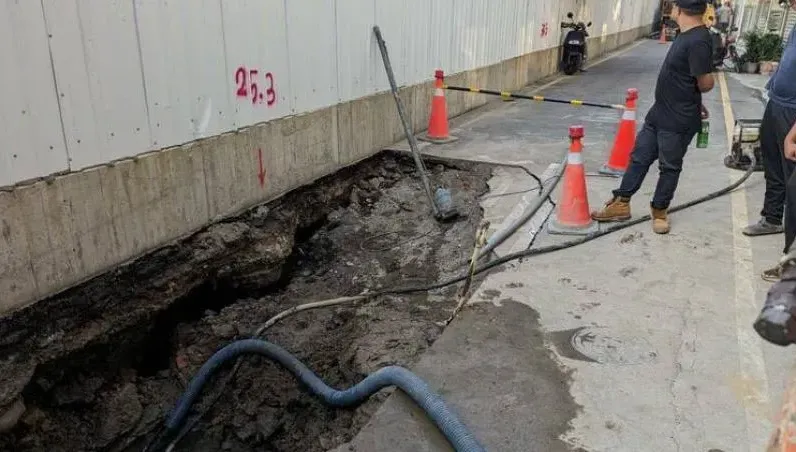 新竹市驚現天坑「坑洞變大馬路傾斜」　建案遭勒令停工開罰