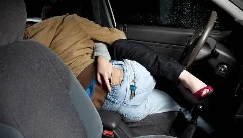 「車震」最刺激！已婚美魔女教師偷吃高中生　少年見警嚇壞全裸逃逸