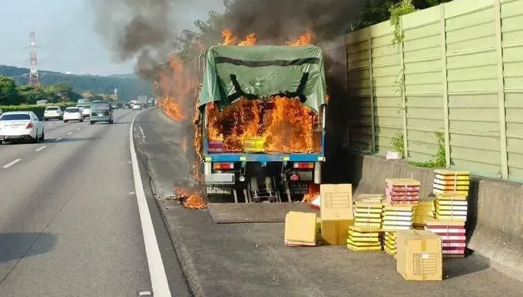 快訊/中秋節前爆「月餅慘案」！國道1號泰安段驚傳火燒車　超過一半禮盒燒毀