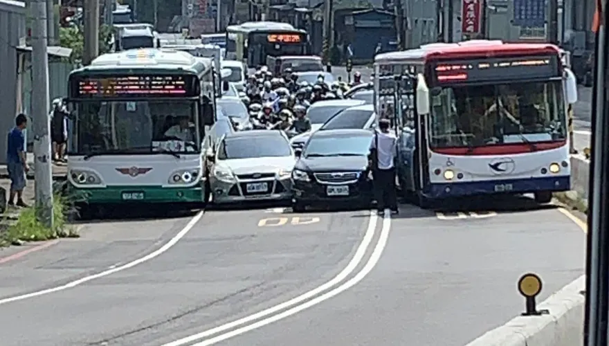 影/大型臨時跟公司請假現場！八里4車卡住「全線被封閉」 近百人動彈不得眼神死