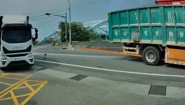 影/驚悚影像曝！彰化騎士闖紅燈慘遭輾斃　機車起火卡車底拖出10公尺火痕