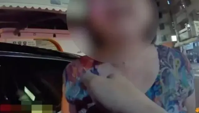 影/6旬婦違停拒給證件！罵「臭要飯的」又開車撞警　遭壓制逮捕