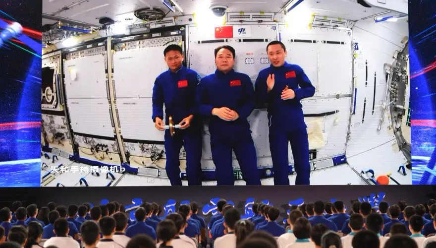 影/「天宮課堂」開講！神舟16太空人化身老師　演示微重力「水珠打桌球」