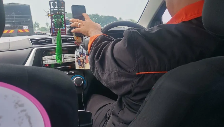 影/小黃兩光司機邊開車邊滑手機看片　沿途超線、開錯路超危險乘客氣炸