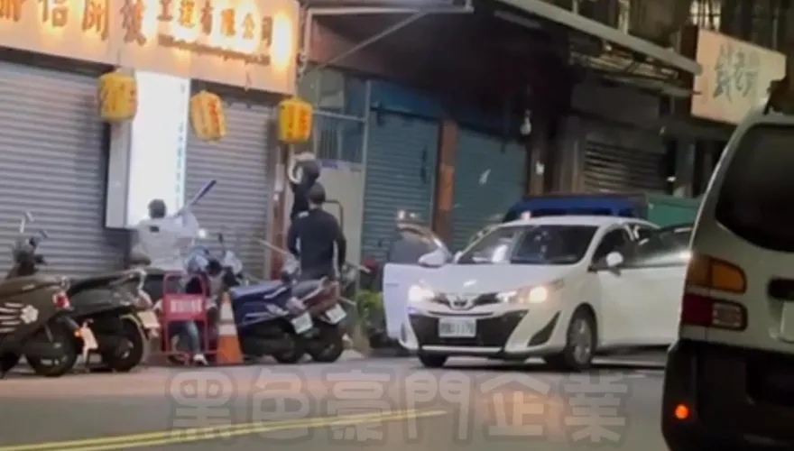 影/棒球隊出沒！新北蘆洲里辦公室遭狠砸潑漆　疑債務糾紛警逮5嫌送辦