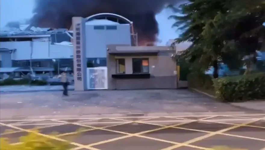 屏東科技廠大爆炸/「二度爆炸」畫面曝！巨聲嚇壞民眾　4消防弟兄受困待援