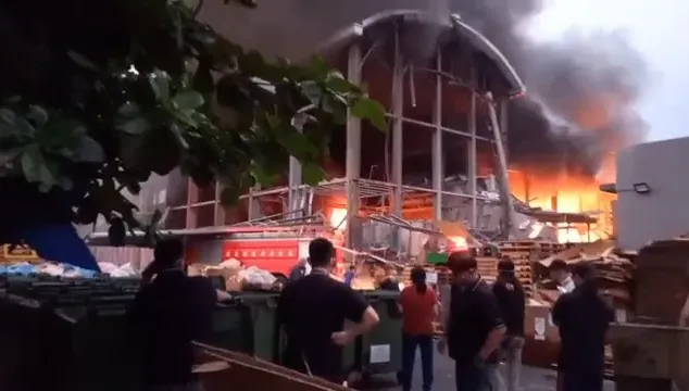 屏東高爾夫球具廠大爆炸/96傷1消防員殉職「人為疏失」？他揭敬鵬大火8死後這修法