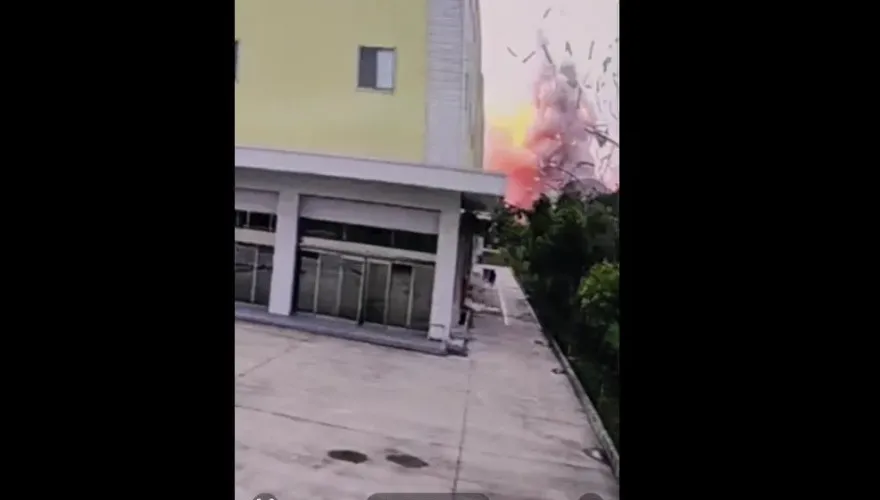 屏東高爾夫球具廠大爆炸/爆炸瞬間畫面曝！1秒內屋頂碎片噴發濃煙沖天