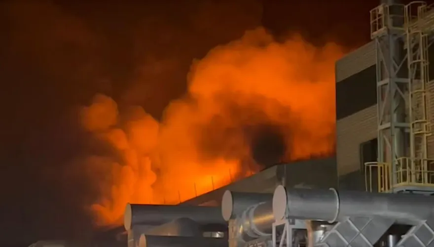 屏東高爾夫球具廠大爆炸/火災現場災情慘烈　化學老師：活性金屬遇水恐加劇火勢