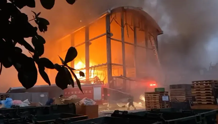 屏東高爾夫球具廠大爆炸/烈焰沖天吞沒廠房畫面曝光