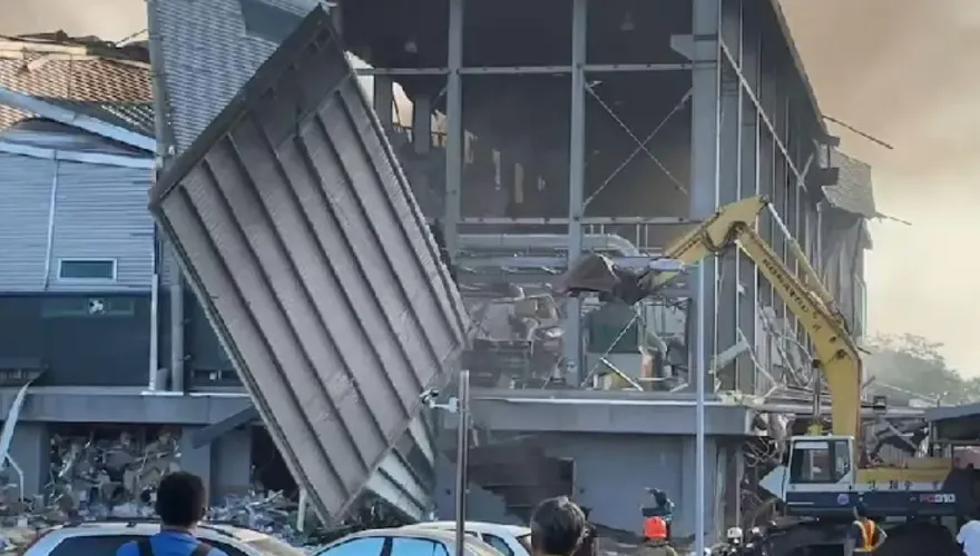 快訊/屏東高爾夫球具廠大爆炸/重機具開挖中！6人失聯家屬盼一線生機