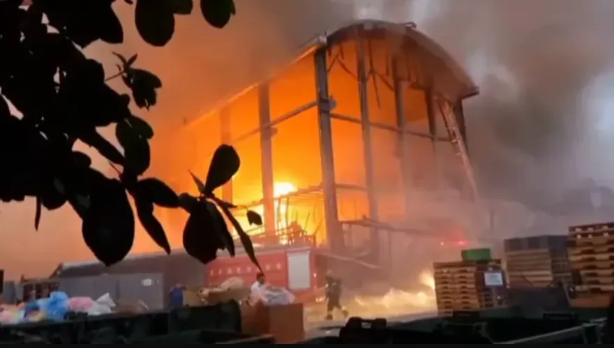 屏東高爾夫球具廠大爆炸/宛如末日！廠內「溫度高達攝氏1000度」　燃燒一夜仍未滅