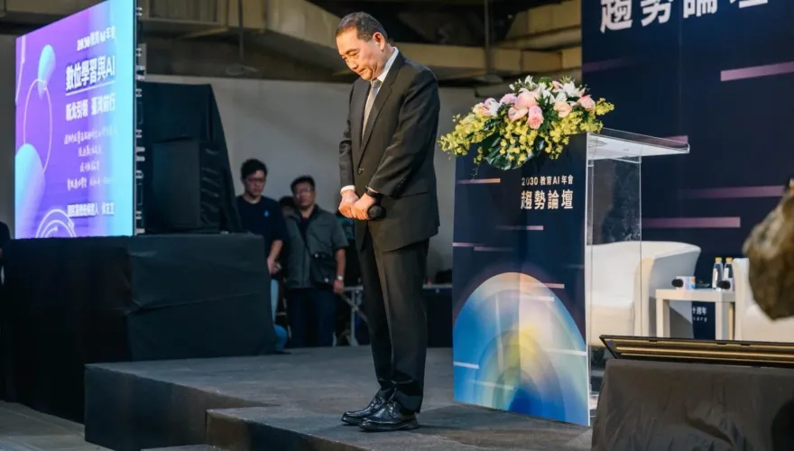 不捨打火弟兄殉職！侯友宜默哀1分鐘獻上敬意跟哀悼　新北消防、醫療團隊待命支援