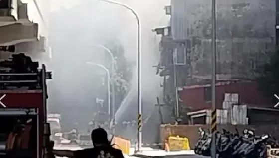 快訊/新店民宅驚傳火警！大量濃煙竄出　消防緊急灌水搶救